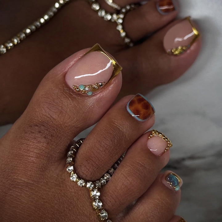 Artful toenail decoration with elegant gold accent Kalsten