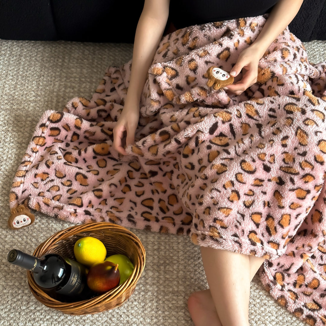 Cuddle blanket with extra soft microfleece quality and decorative leopard print