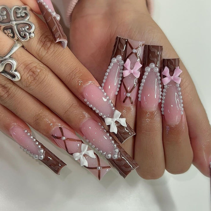 Glamorous artificial nail design with golden accents Kalsten