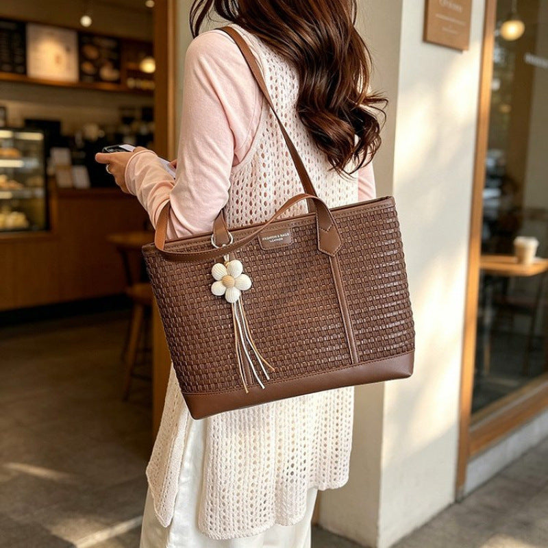 Fashionable tote bag with textured design Kalsten