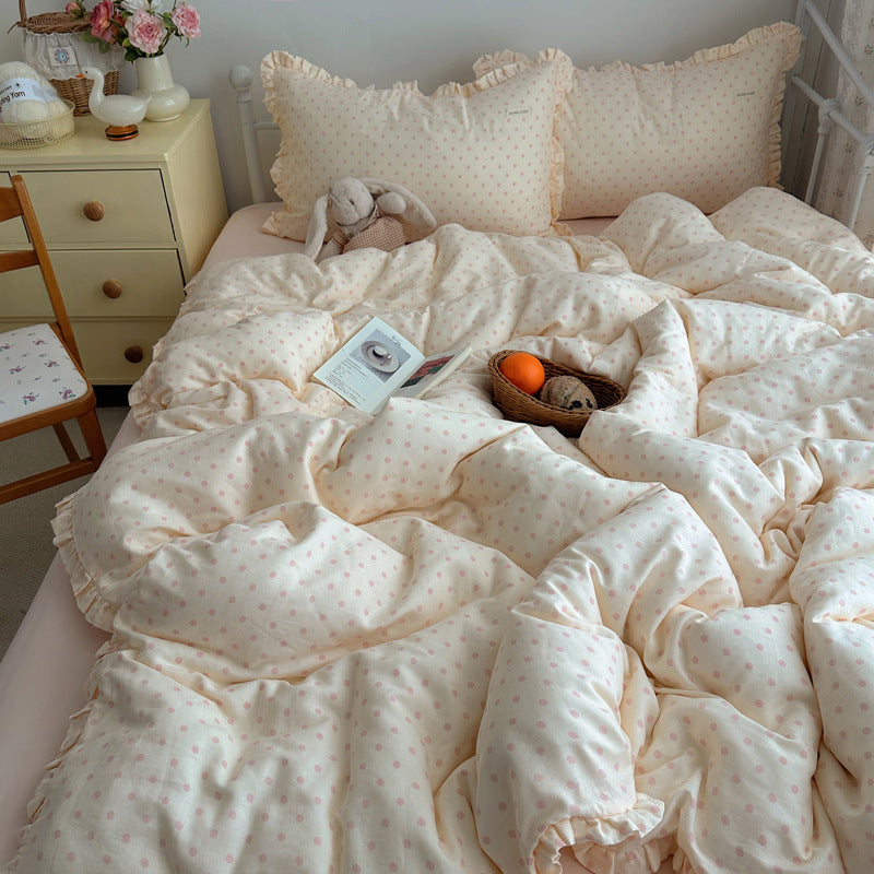 Padded all-season quilted comforter with ruffle and fine dot pattern made of cotton percale