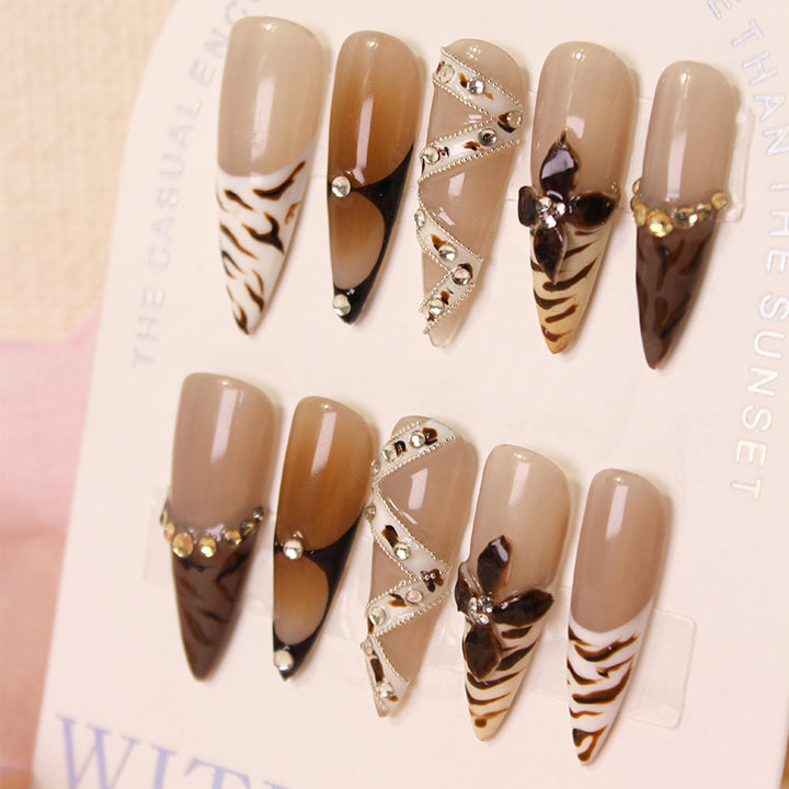 Artificial nails with extravagant designs and glitter accents Kalsten