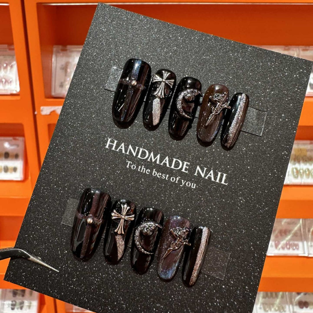 Artistic Handmade Press-On Nail Art Set with Decorative Metallic Accents