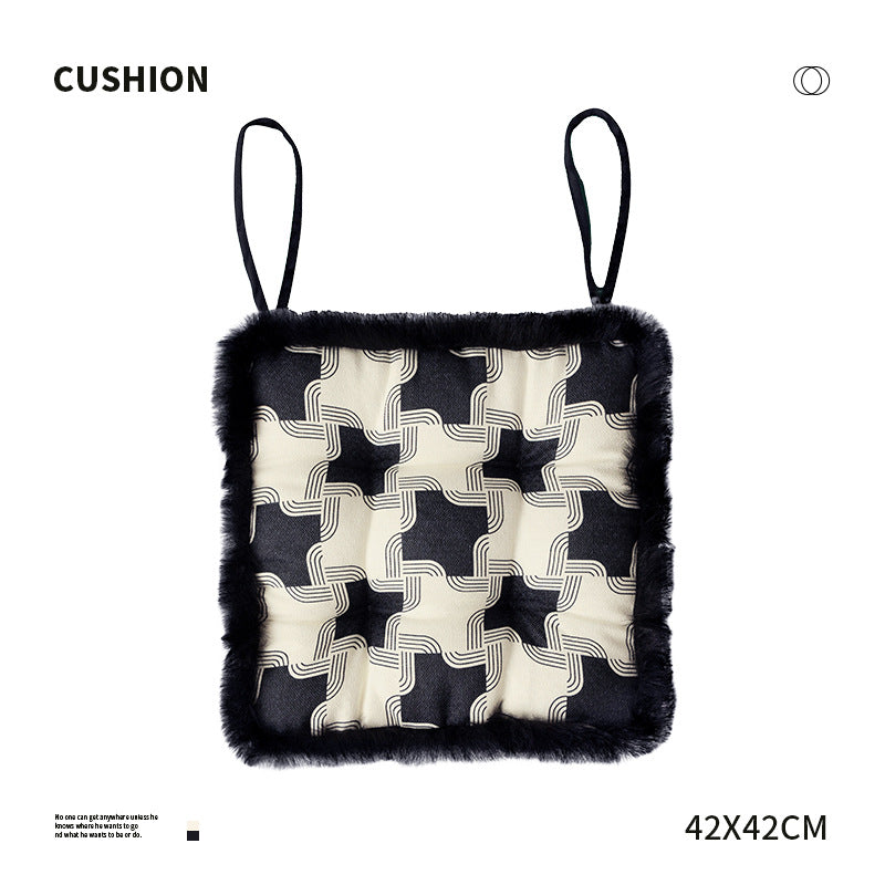 Padded seat cushion with fastening straps and faux fur edge
