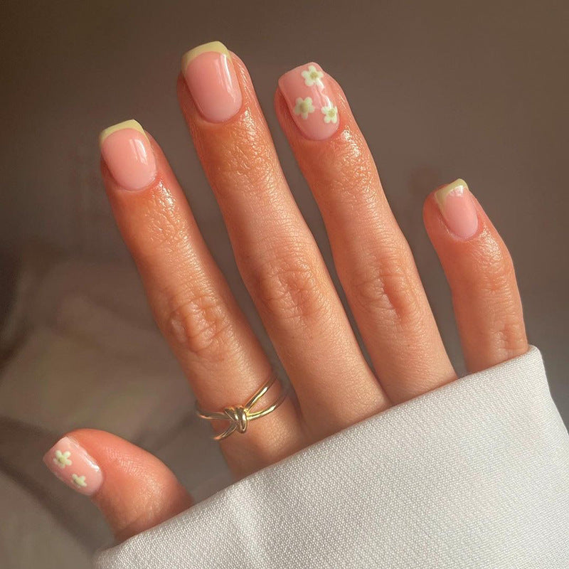 Artistic Nail Art with Long-Lasting Floral Look Kalsten
