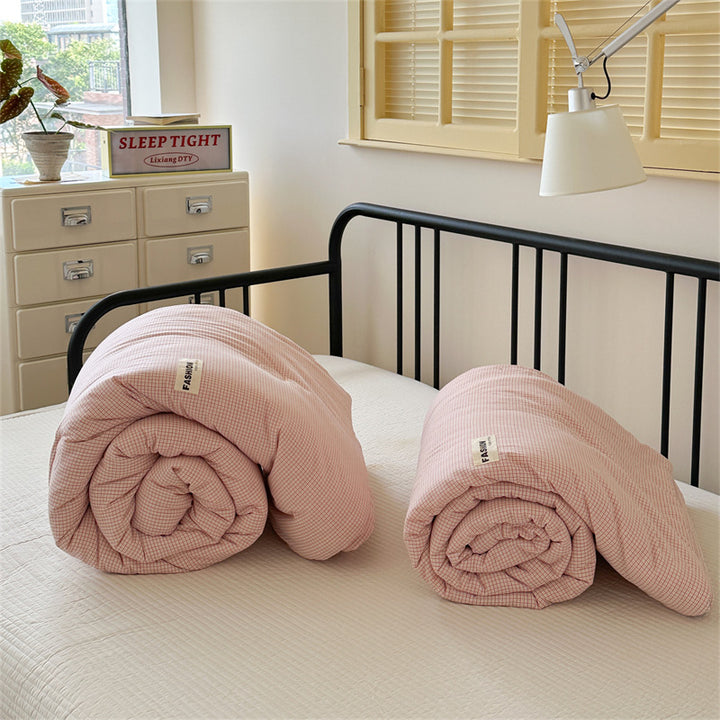 Light quilted all-season quilt made of cotton blend fabric with a fine checked pattern