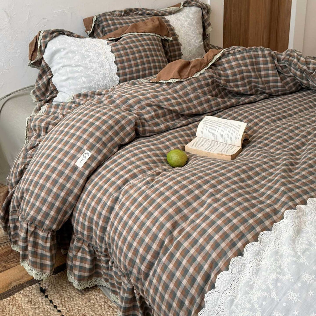 Padded bedding set with check pattern and lace frills
