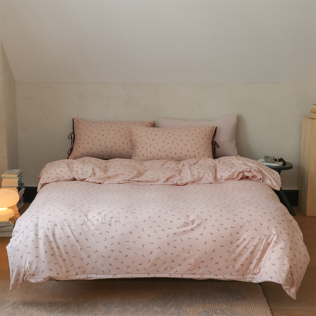 Bedding set made of cotton satin with small cherry print and pillow ties