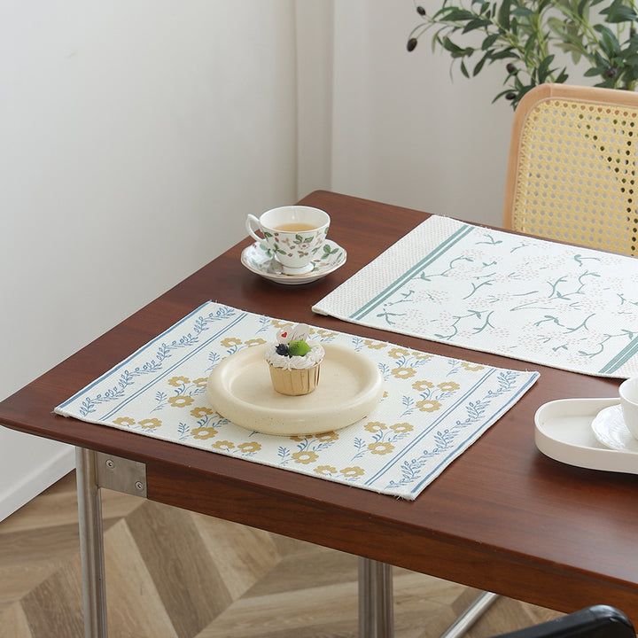 Floral woven bath mat with jacquard structure, absorbent cotton surface and non-slip underside Kalsten