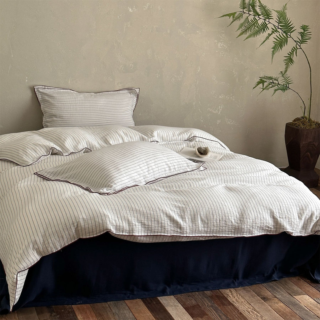 Bedding set made of cotton with fine stripes and contrasting piping