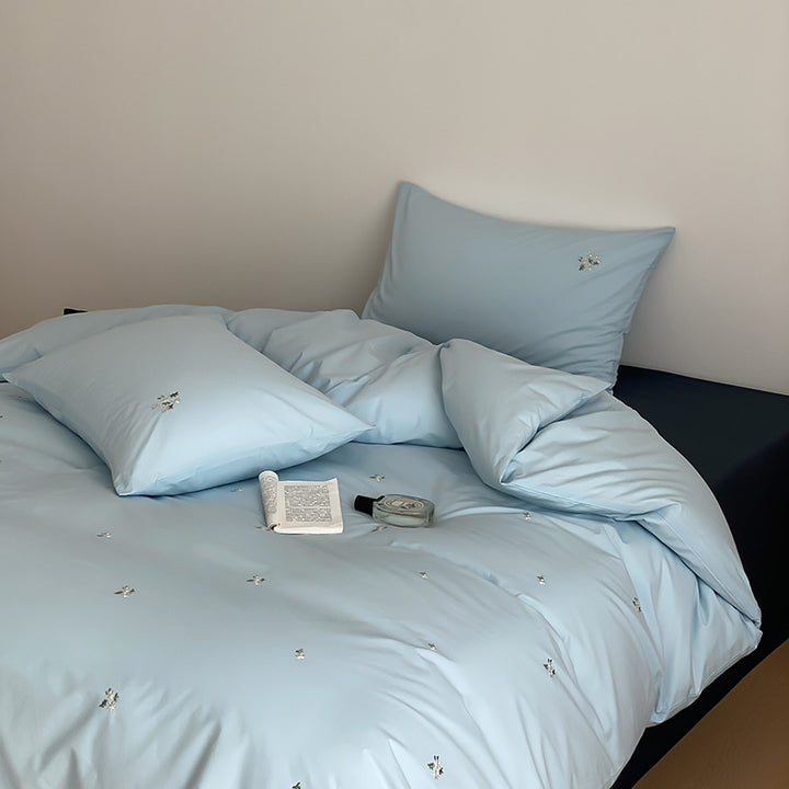 Cotton satin bedding set with delicate embroidered flower decoration and hotel-style closure
