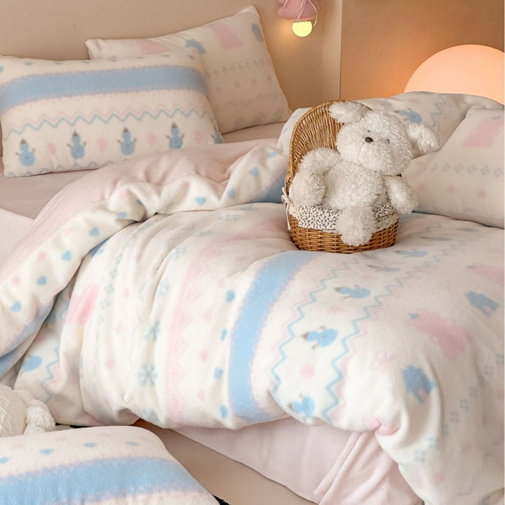 Cozy thermal fleece bedding set with winter motif and reversible side