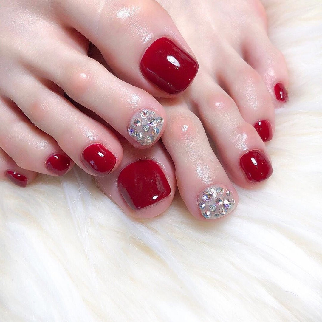 Artful toenail art with glitter and geometric accents Kalsten