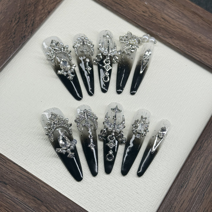 Luxurious Gothic Decorative Press-On Nail Set