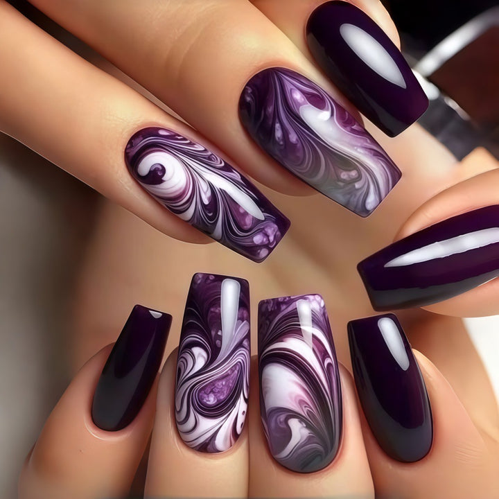 Artificial nails in modern marble design Kalsten