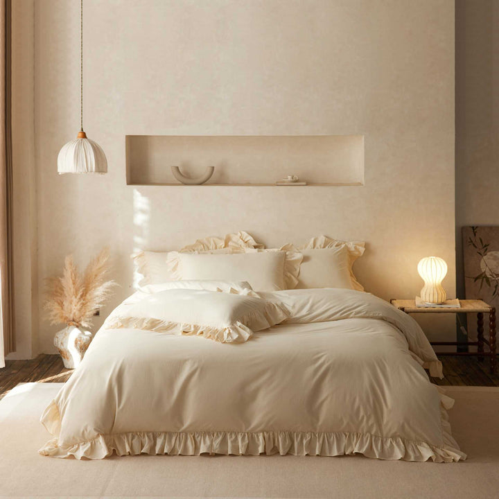Luxurious bedding set with ruffle hem and soft cotton touch