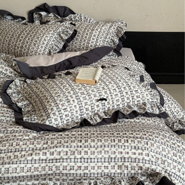Plush bedding set with frill and floral vintage look
