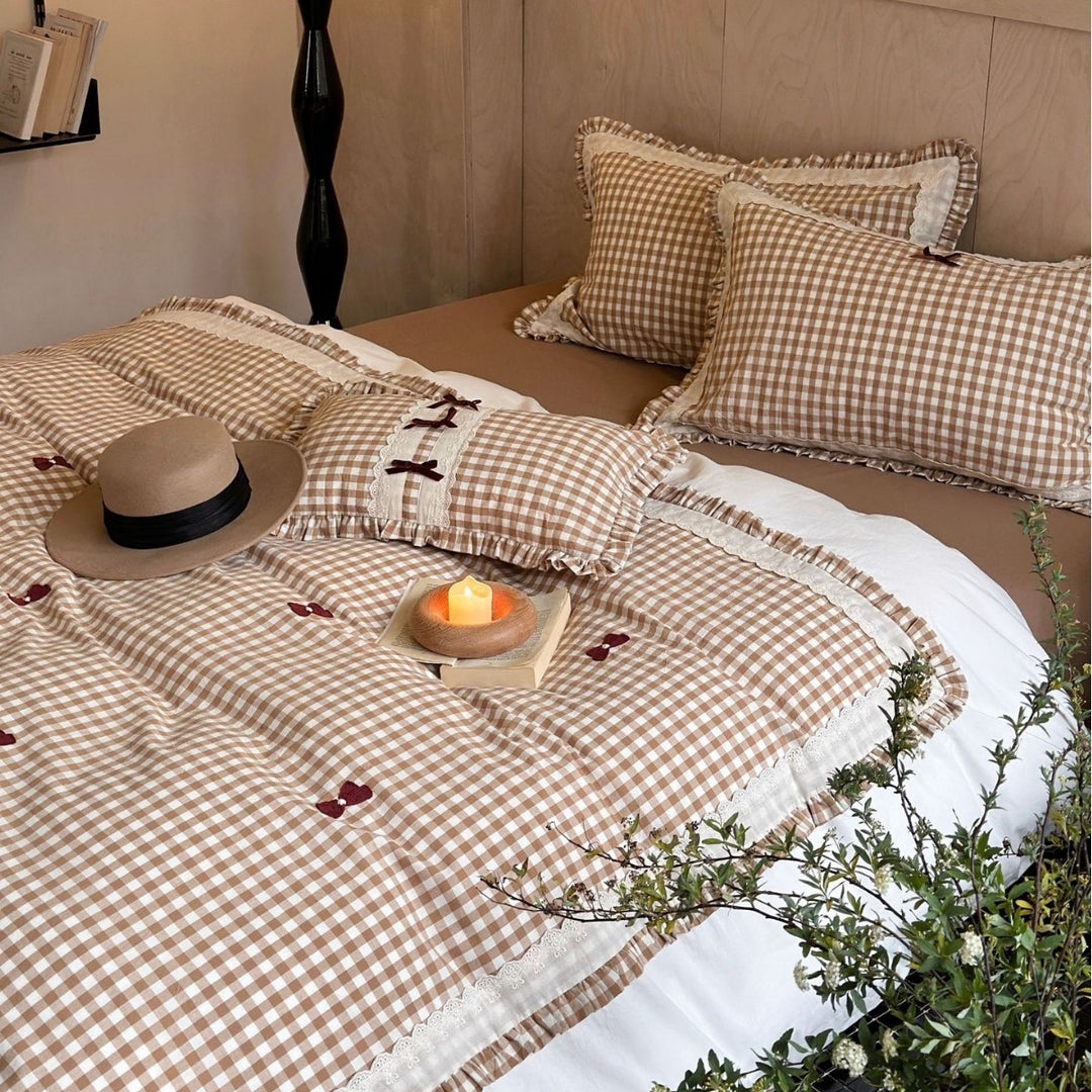 Checked bedding set in Vichy check with ruffles and lace edge