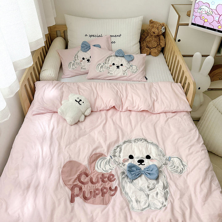 Children's crib bedding set with appliquéd lion motif and breathable cotton muslin