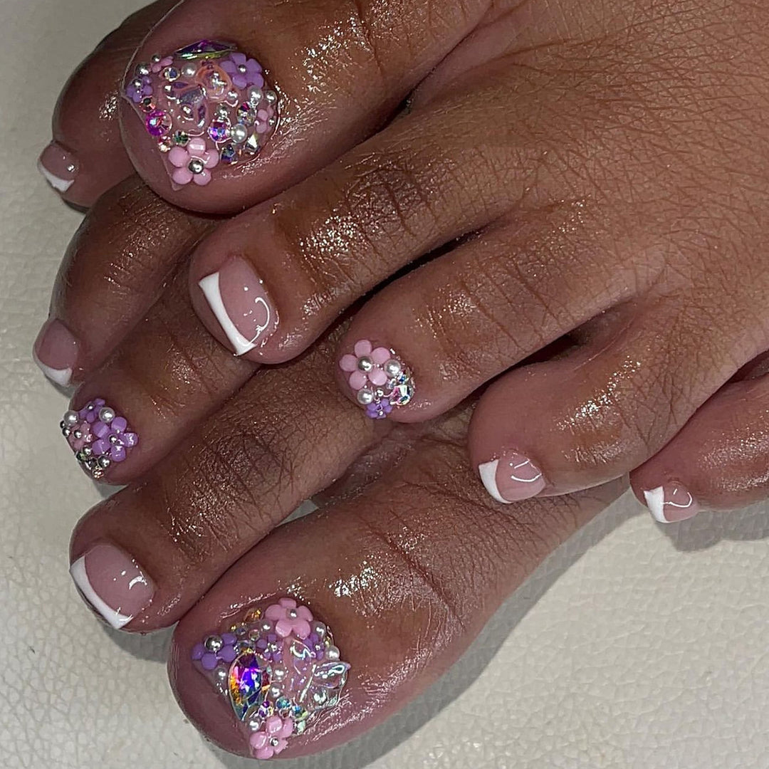Artful toenail decoration with elegant gold accent Kalsten
