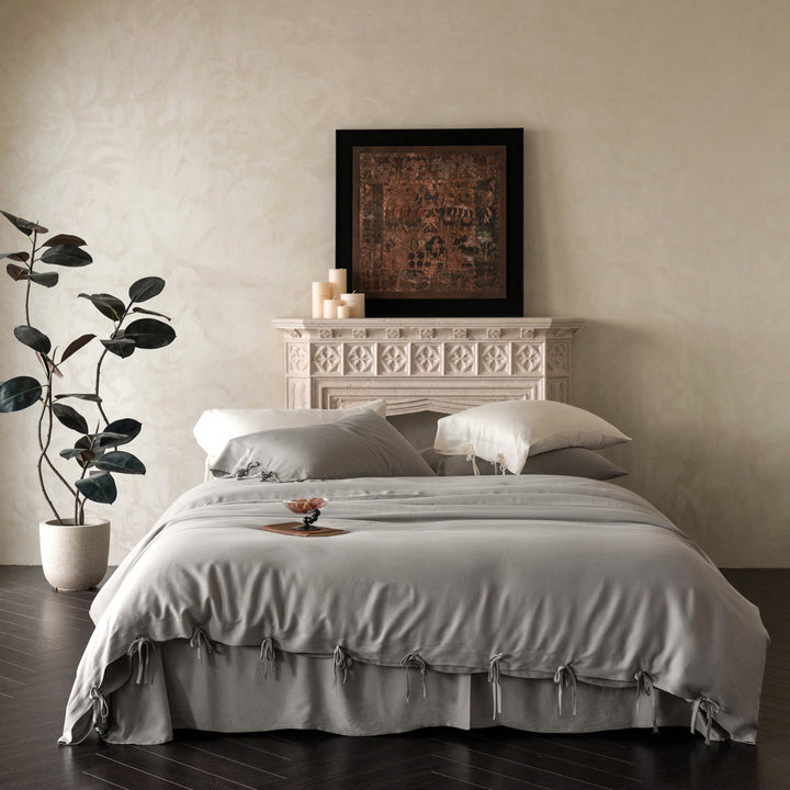Bedding set with ties and bed skirt made of high-quality cotton percale