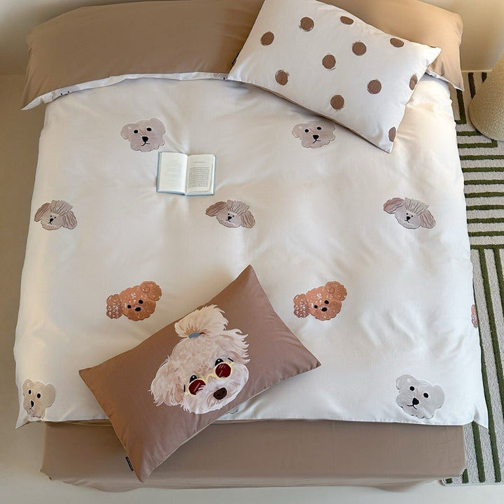 Multi-piece duvet cover and pillowcase set made of cotton muslin with illustrative teddy bear family print