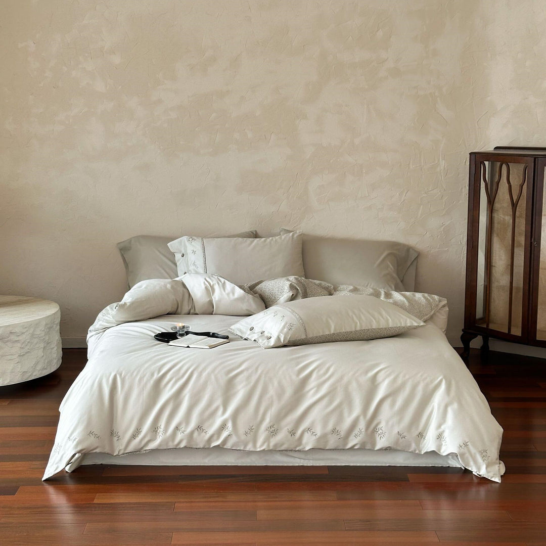 Duvet cover set with fine leaf embroidery and extra soft Mako satin