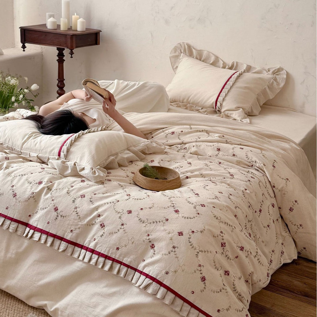 Bedding set made of linen-cotton mix with embroidered floral vine and ruffled edge