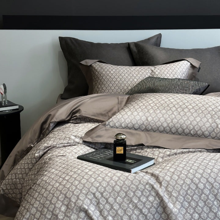 Elegant bed linen set made of cotton satin with discreet jacquard pattern and reversible function