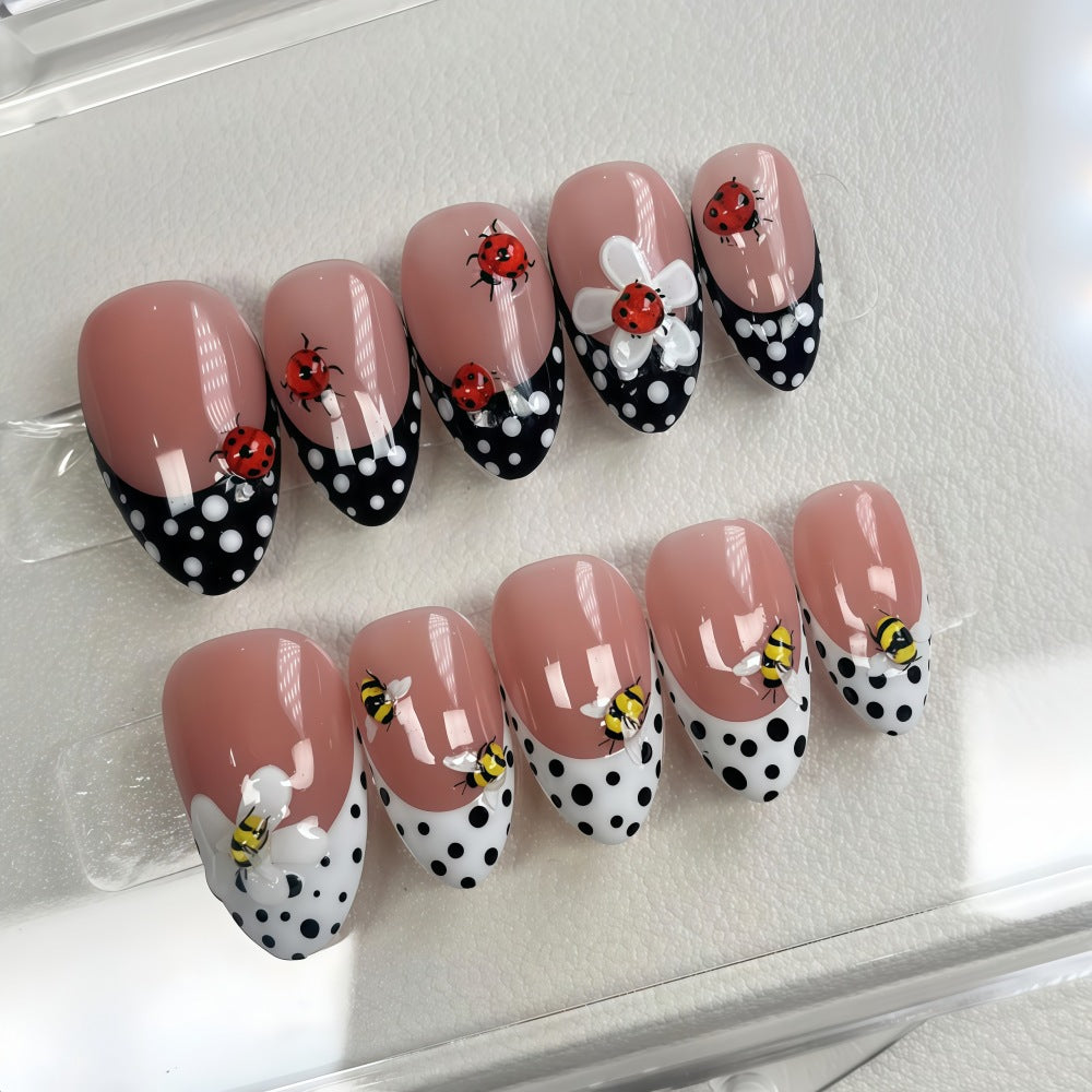 Artificial nails with playful insect design Kalsten