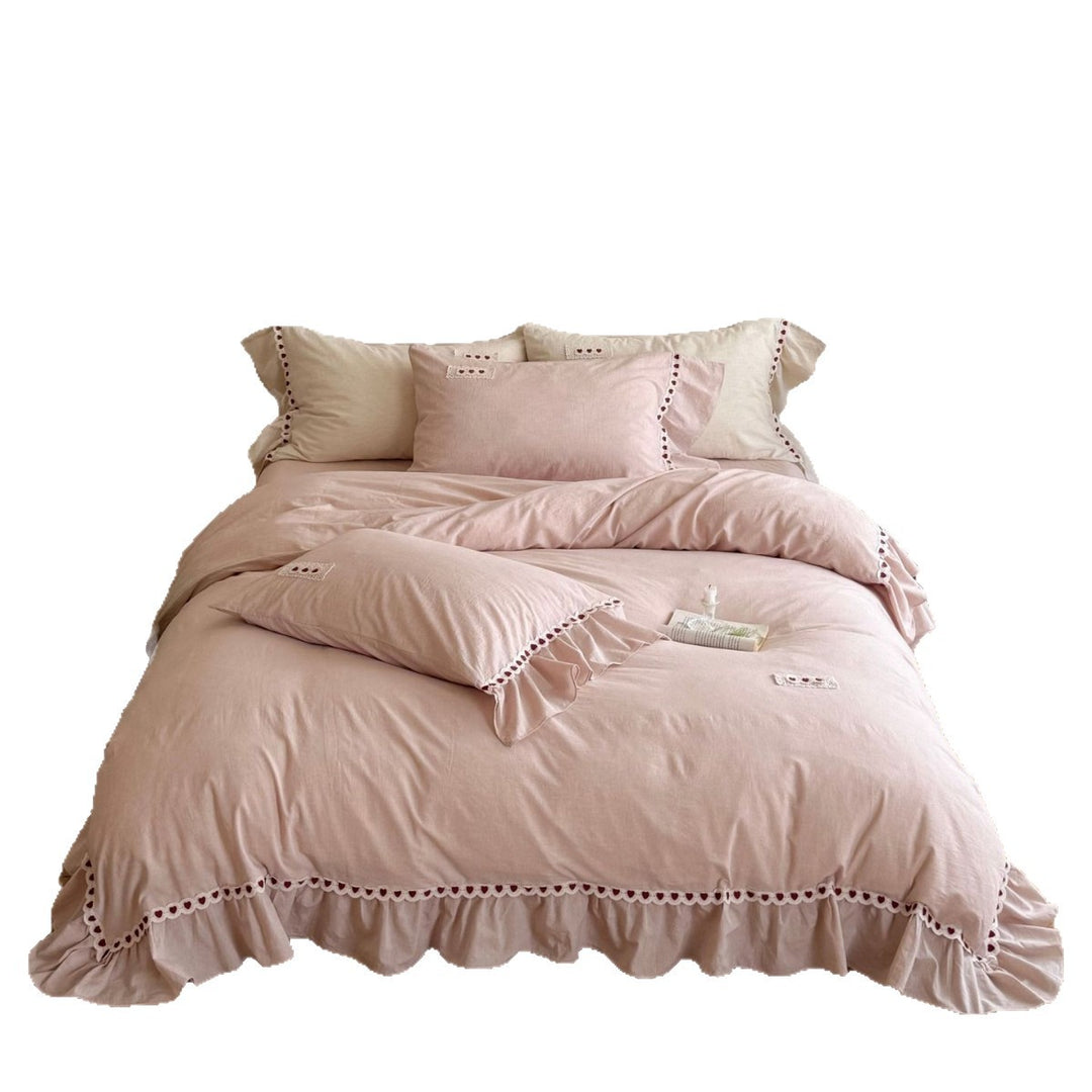 Romantic ruffled bedding set made of cotton with heart-shaped border