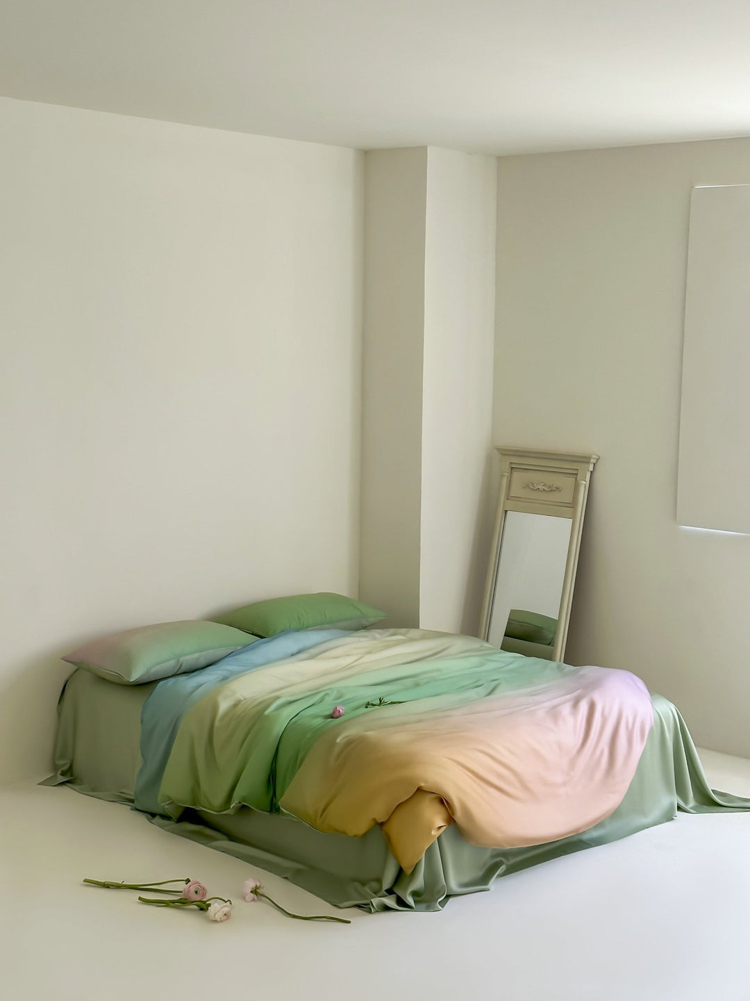 Bedding set made of satin with a soft ombre color gradient and a silky-matte feel