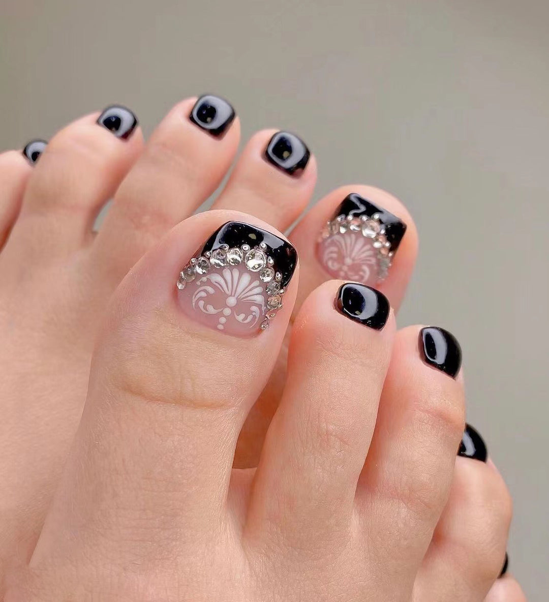 Artful toenail art with glitter and geometric accents Kalsten