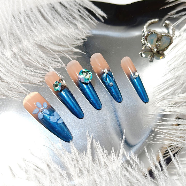Artificial nails with an elegant glitter and flower design Kalsten