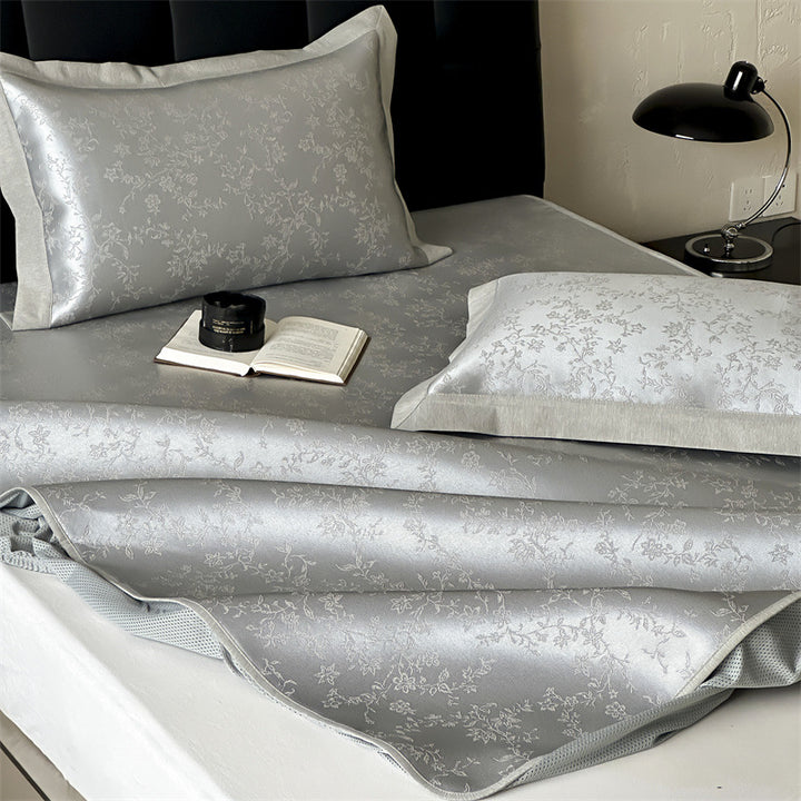 Finely woven satin fitted sheet with floral jacquard relief and reinforced all-round elastic