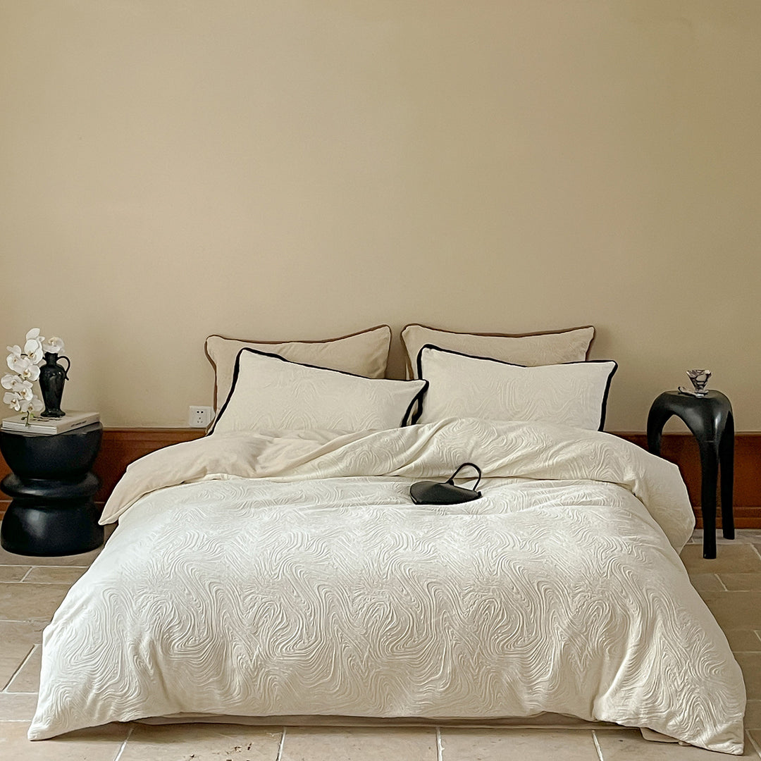 Reversible bedding set made of fine cotton satin with subtle relief pattern and contrast piping