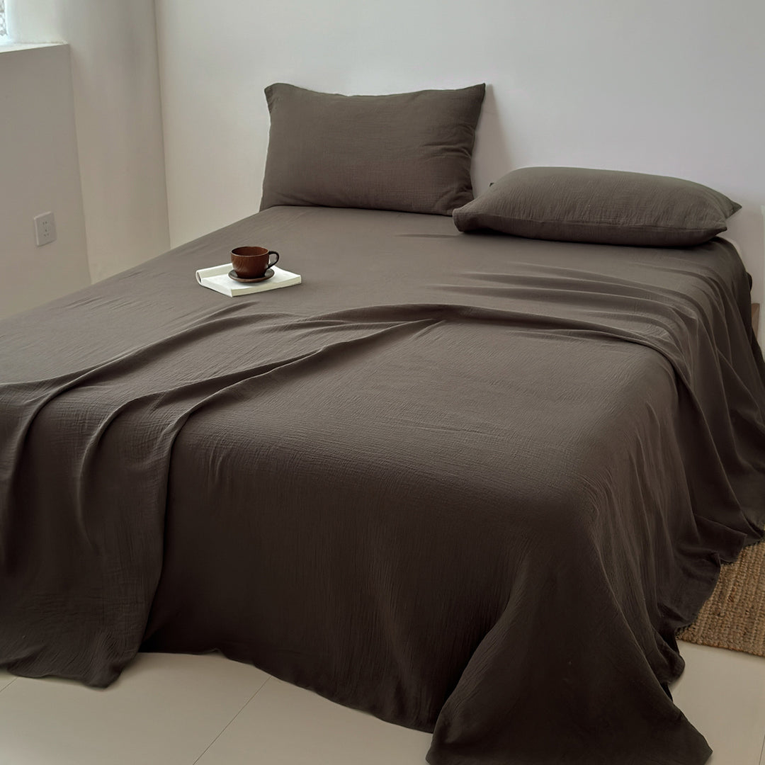 Bedding set made of cotton gauze with throw and pillow covers