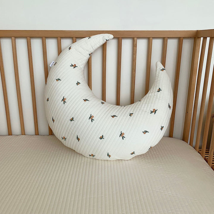 Mouth-shaped baby neck support pillow with quilted cover and teddy embroidery