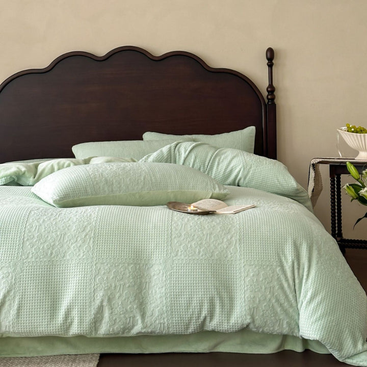 Bedspread and cushion set made of fine cotton percale with embossed floral relief