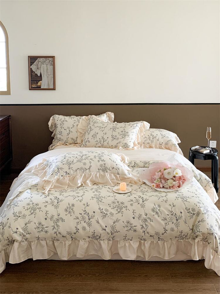 Romantic ruffled bed set made of cotton percale with floral jacquard print