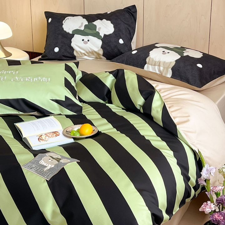 Striped cotton bedding set with playful bear motif