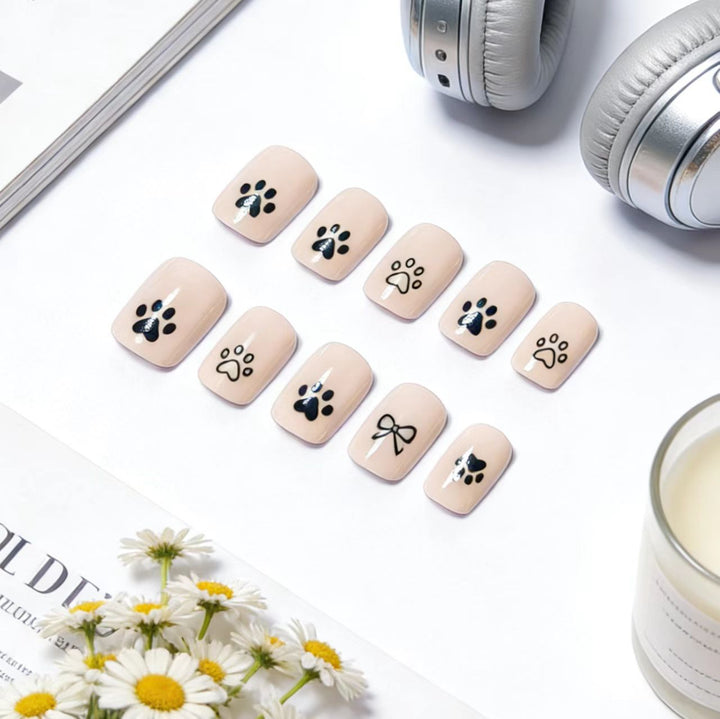 Fake nails with cute paw print design Kalsten