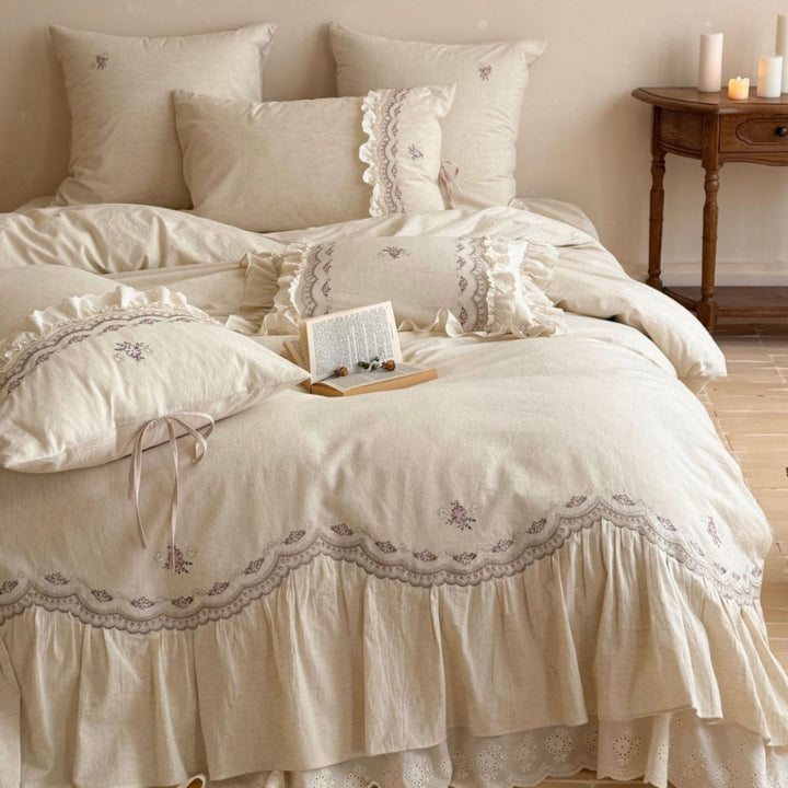 Romantic bedding set with ruffle, delicate embroidery and linen look