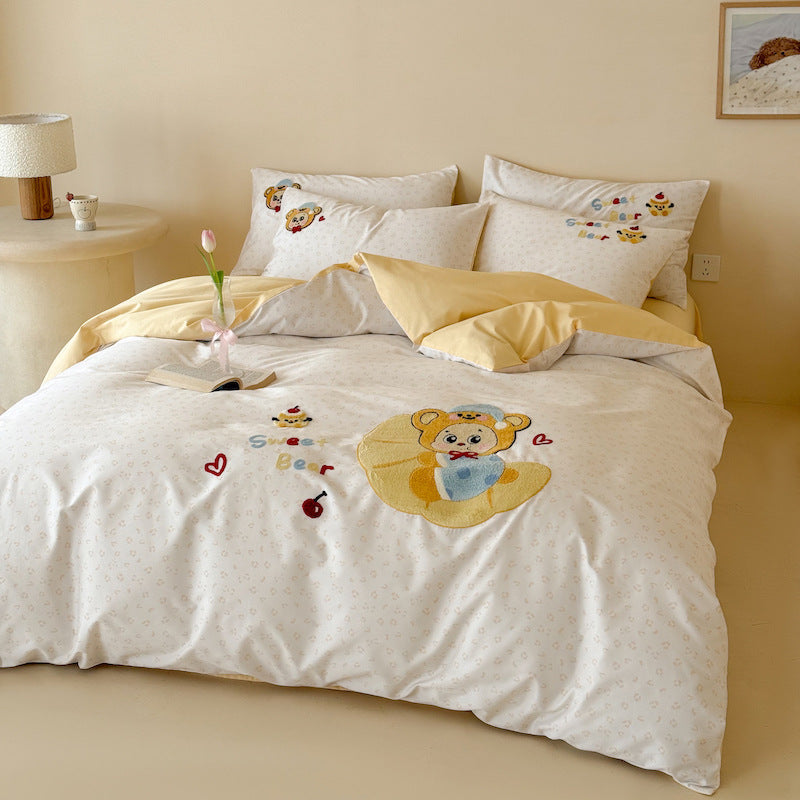 Children's bedding set with embroidered teddy bear motif and reversible cotton satin