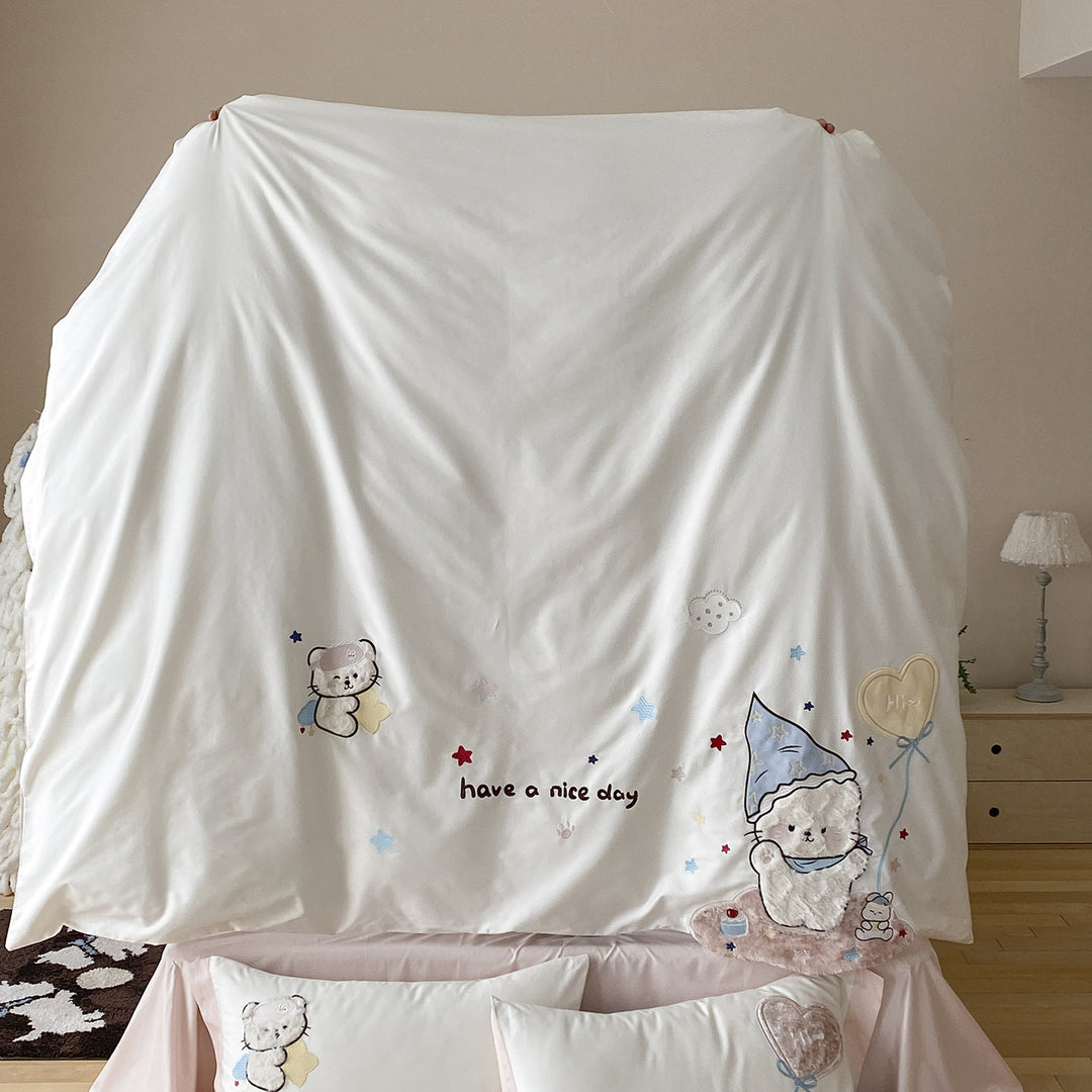 Children's bedding set with embroidered appliqués and plush 3D cat decoration