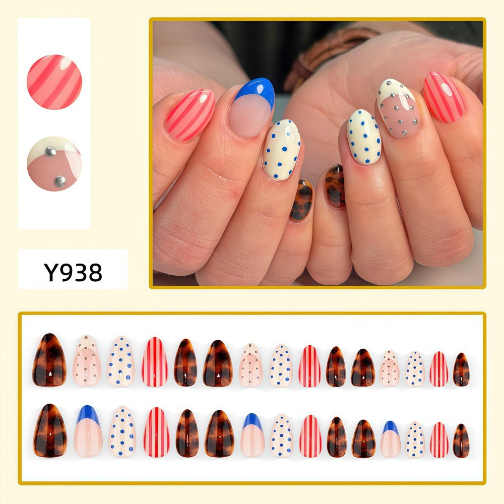 Fake nails in playful design with dots and stripes Kalsten