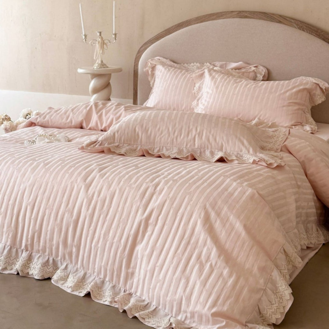 Luxurious lace bedding set with ruffles and jacquard texture