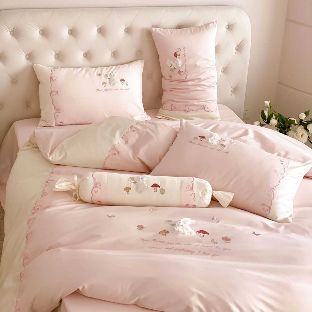 Reversible children's bedding set made of cotton satin with three-dimensional plush appliqué and embroidered mushroom motif