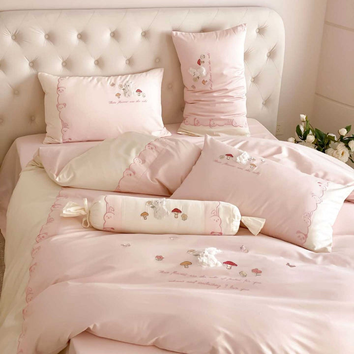 Reversible children's bedding set made of cotton satin with three-dimensional plush appliqué and embroidered mushroom motif