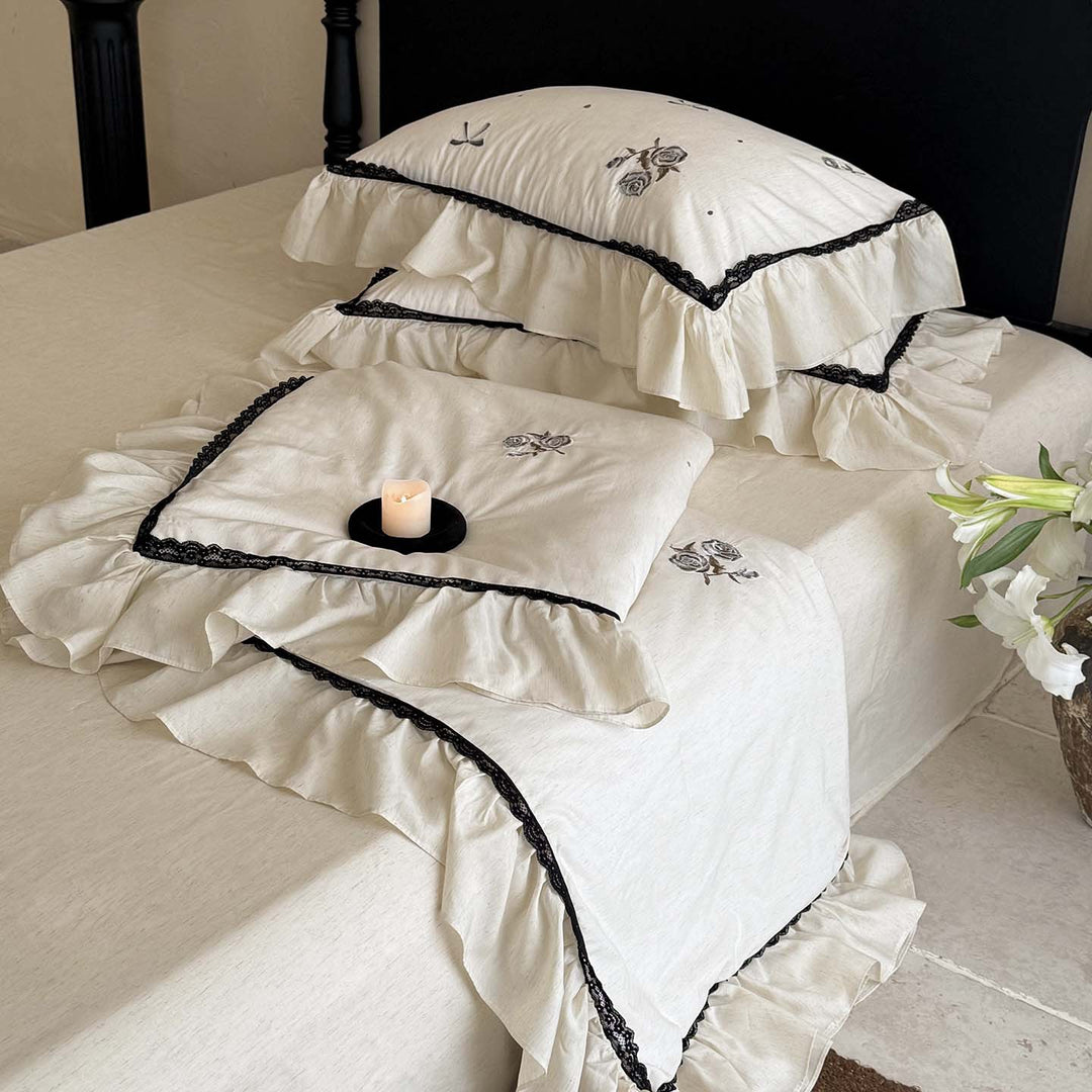 Bedding set linen look with rose embroidery, ruffle and contrasting lace trim